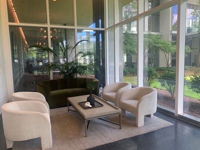 Foto del edificio - 9655 Woods Dr