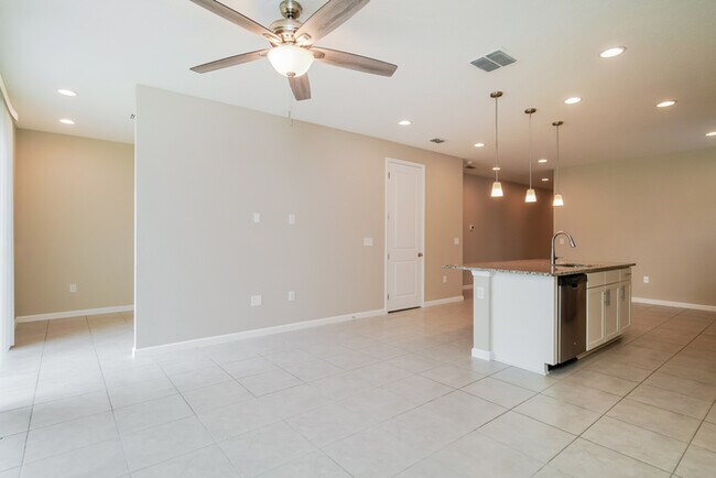 Foto del edificio - 584 Lake Smart Blvd