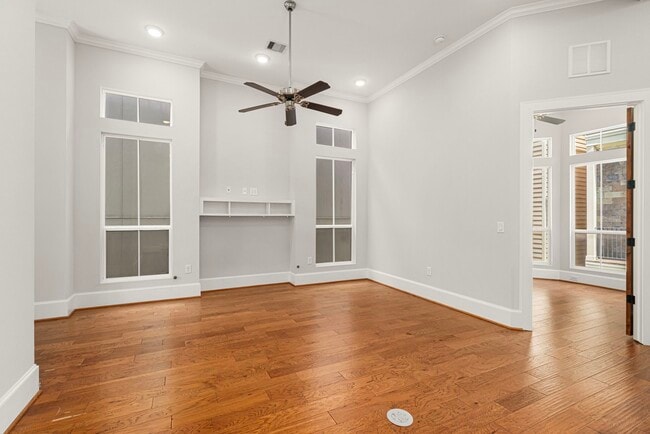 Building Photo - 2022 Sabine St