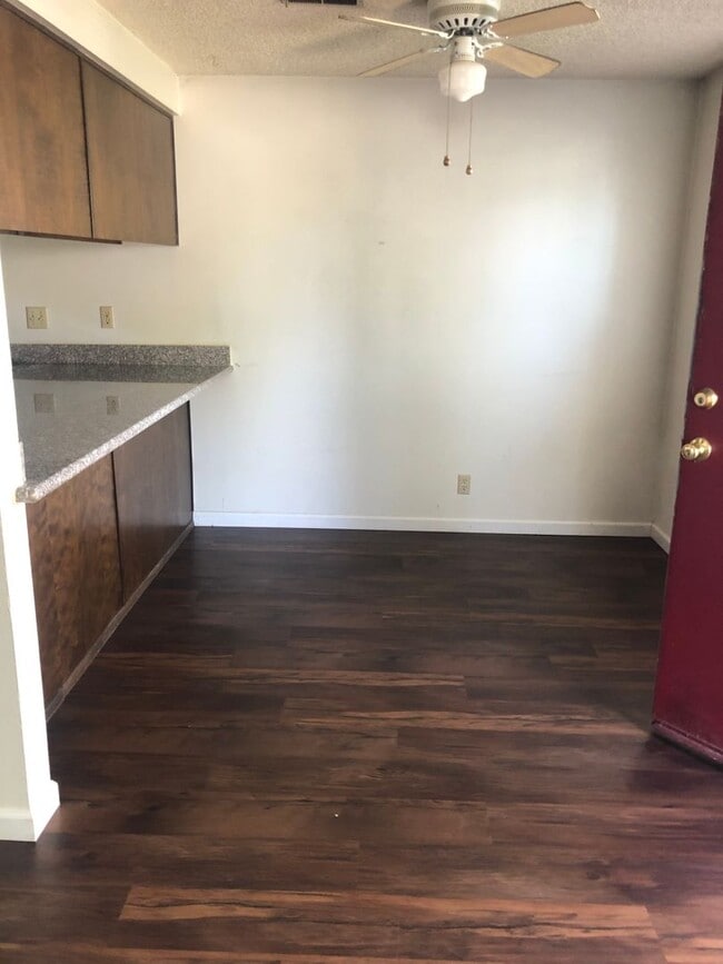 Foto del edificio - 1048-1048 Woodrow Ln