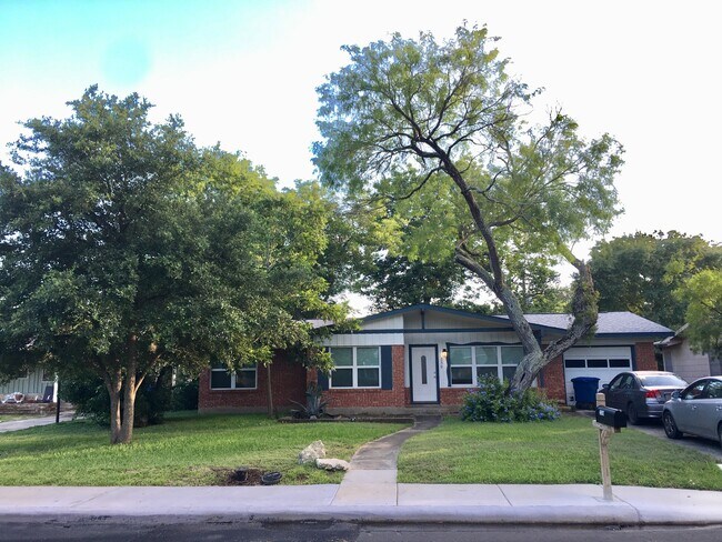 Foto del edificio - 230 Middlebury Dr.