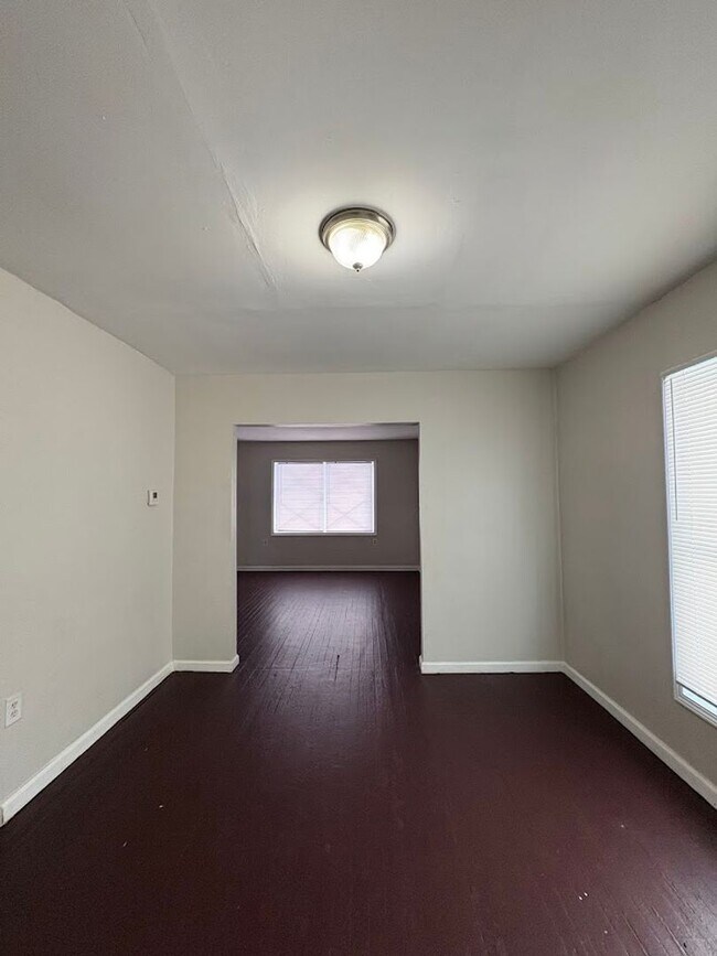 Building Photo - Three bedroom one bathroom home for rent