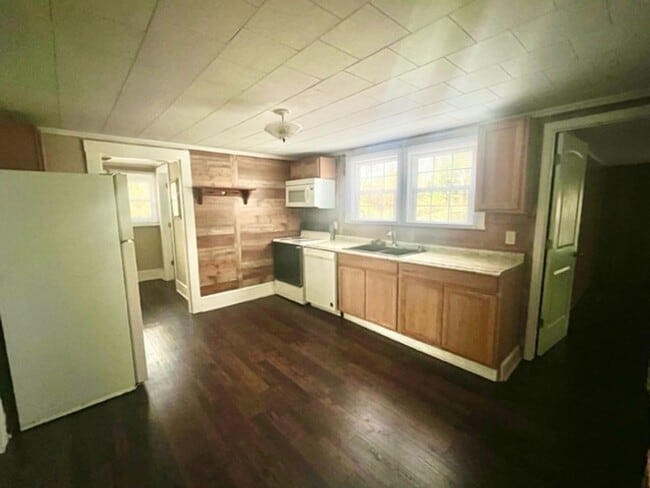 Building Photo - Three bedroom, 2 bath house in Asheboro