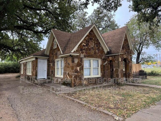 Building Photo - 608 Prairie St