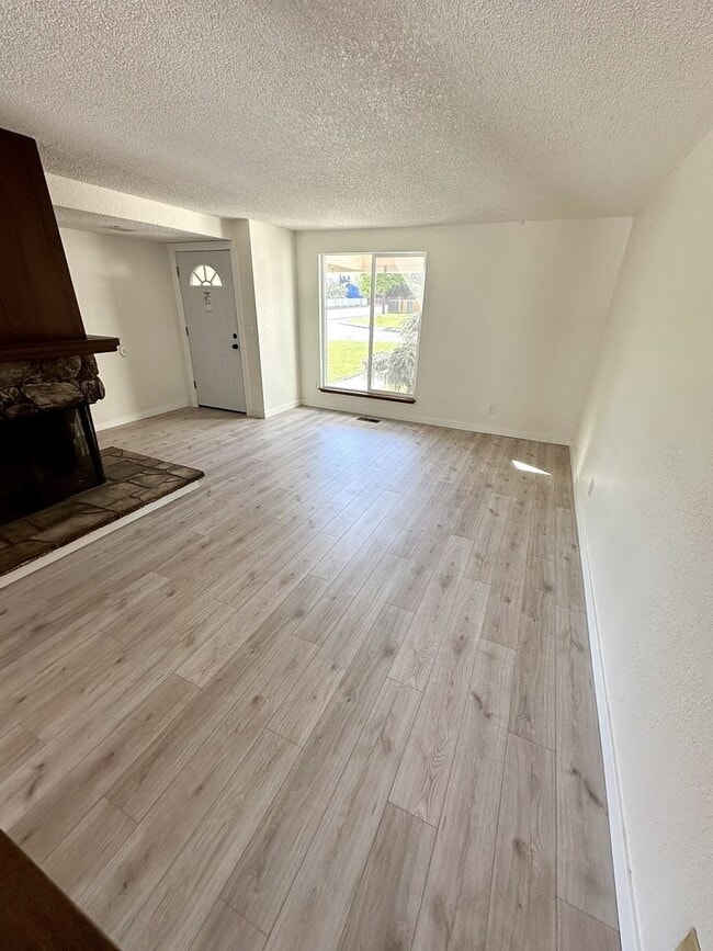 Foto del edificio - Tasteful 5-Bedroom Home with Dual Primary ...