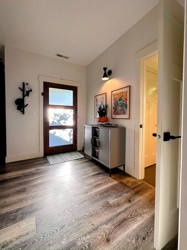 Building Photo - Stunning home available in Stone Creek!  Must see the interior!