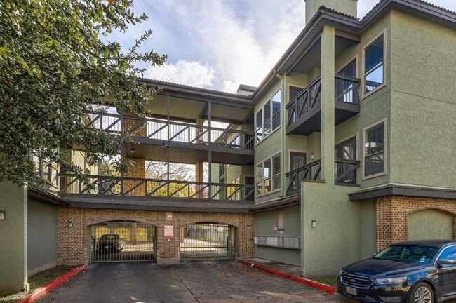 Building Photo - 807 W 25th St