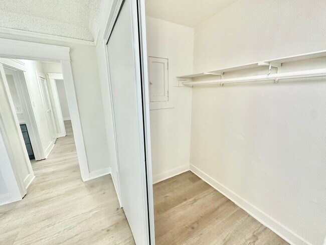 Foto del edificio - 873 N Heliotrope Dr