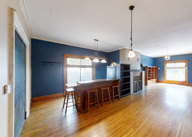 Counter Seating in Kitchen - 344 W 9th St