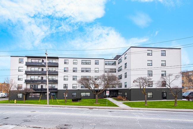 Building Photo - 1050 Castlefield Avenue