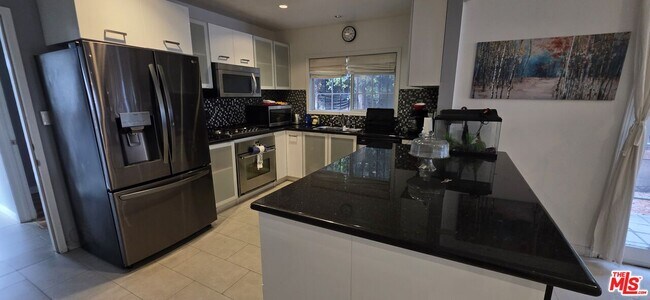 Foto del edificio - 137 Rexford Dr