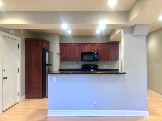 Building Photo - Huge 1 bedroom Condo with Street-Level Pri...