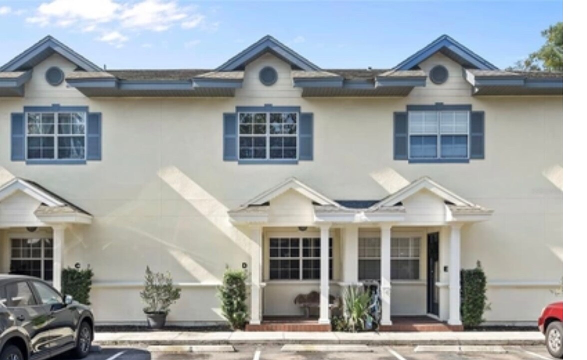 great covered front porch - 307 E New Hampshire St