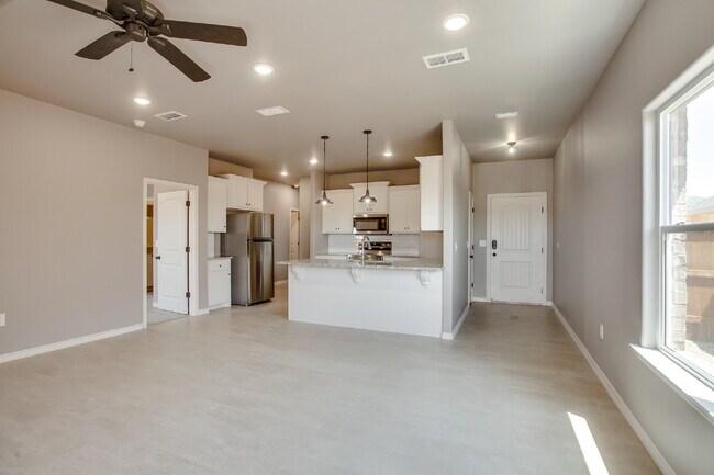 Building Photo - 3/2/2 duplex located in Highland Heights!!