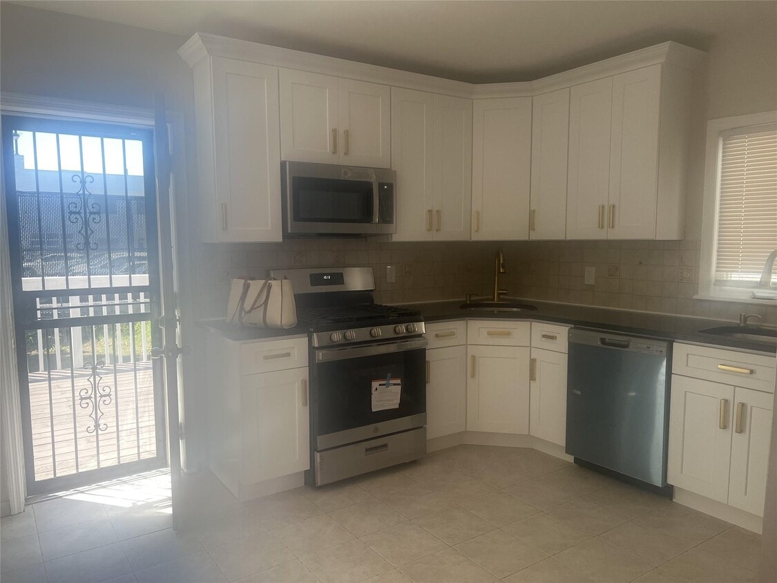 Primary Photo - 2920 Avenue