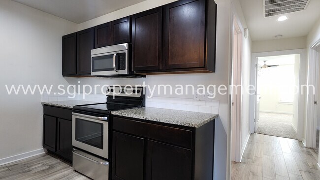 Building Photo - 931 Robineta Ln