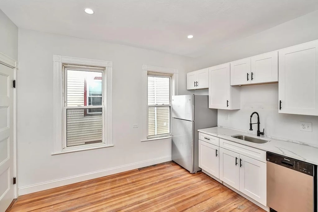 Primary Photo - 41 Dix St