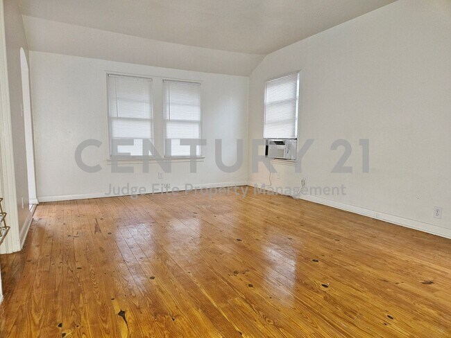 Building Photo - Cozy 1/1 Garage Apartment For Rent!