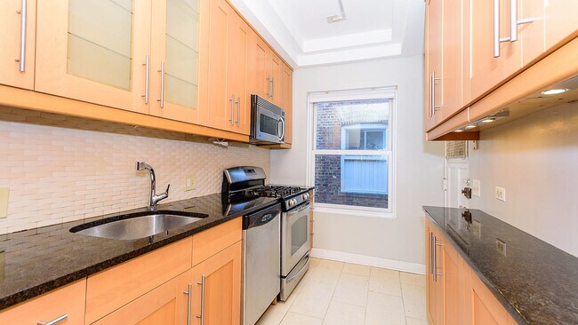 Building Photo - 544 W Brompton Ave