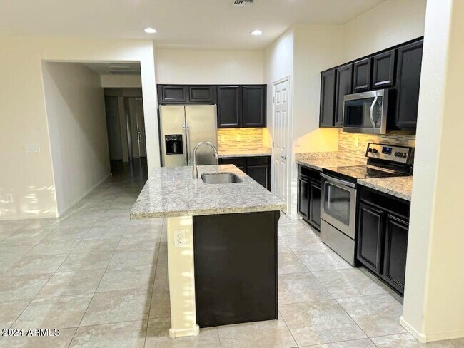 Foto del edificio - 1026 N 169th Ave