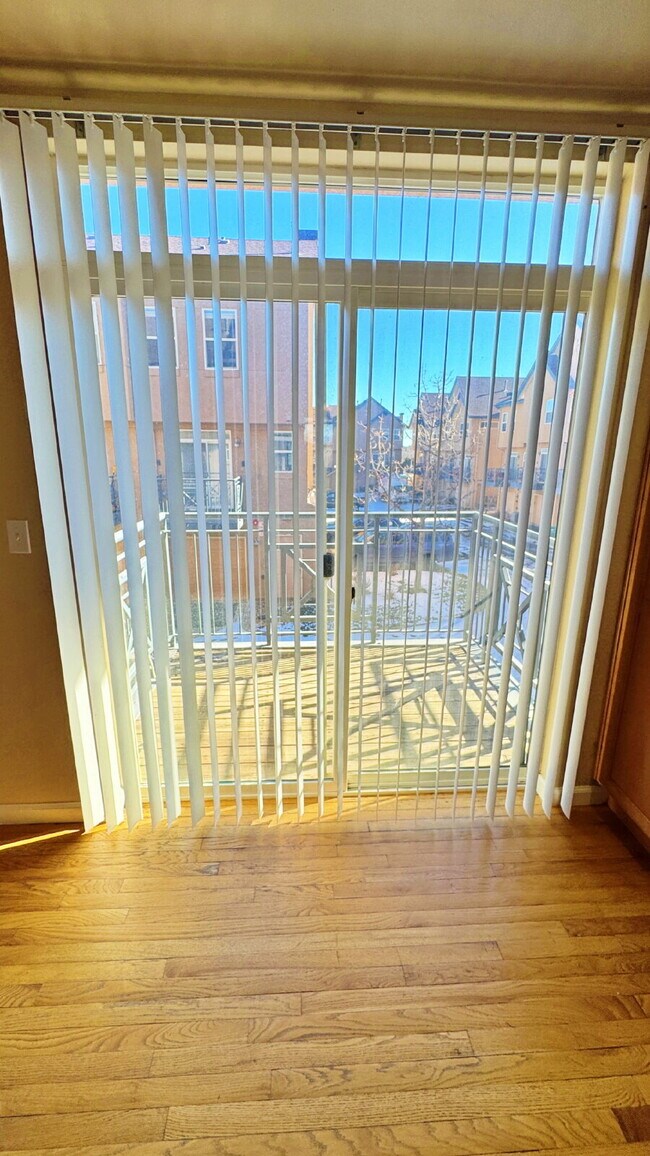 Building Photo - Spacious 2 Bed 2 Bath Townhome across from Aurora Mall and I-225, Close to Buckley SFB!
