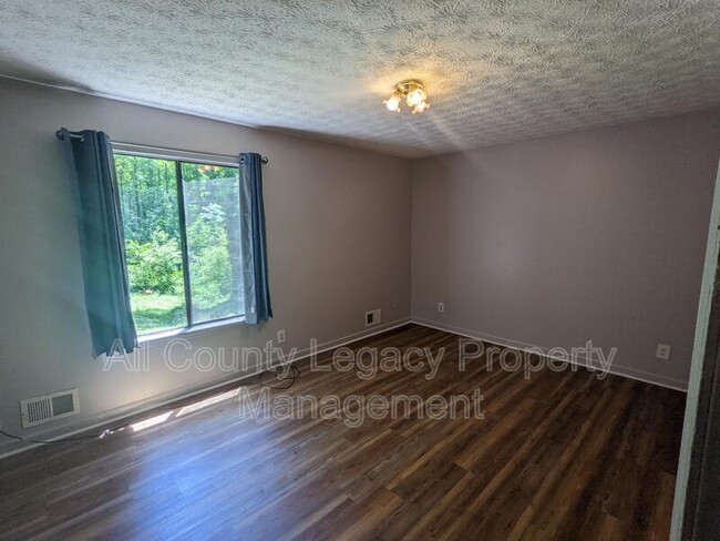 Building Photo - 4566 Town Crier Rd SW