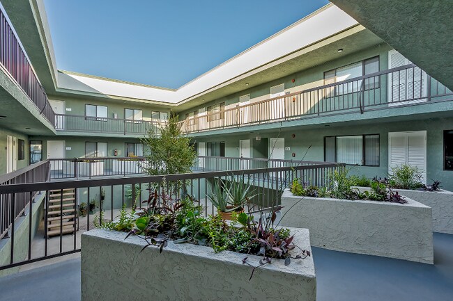 Foto del edificio - 2430 N Naomi St