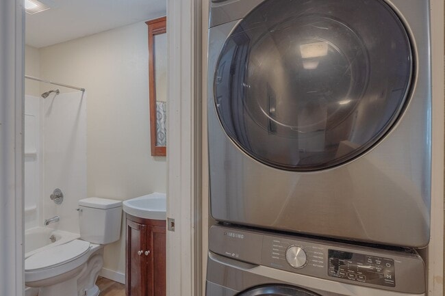 Building Photo - 2126 Rickert St