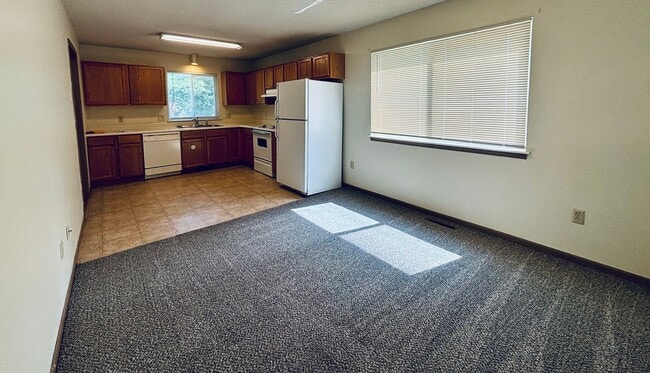 Building Photo - 4 Bed 2 Bath Centrally Located - Pre Leasing for the 2026/2027 School Year!