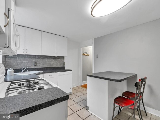 Building Photo - 1132 S Charles St