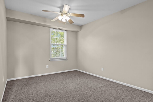 Building Photo - 560 Thrush Ct