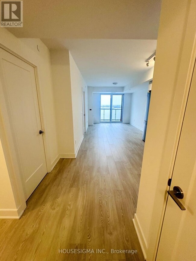 Photo du bâtiment - 2545-2545 Simcoe St N