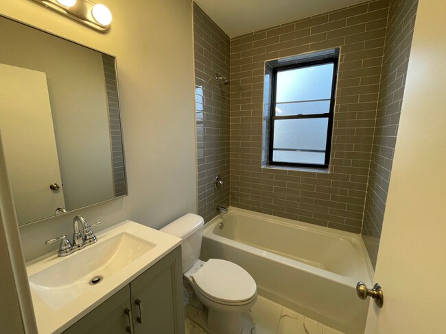 Building Photo - 5454 N Sawyer Ave
