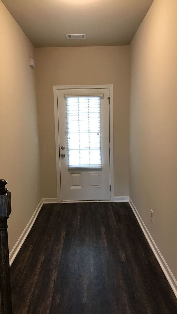 Building Photo - 3 BEDROOM TOWNHOME IN OAKWOOD!