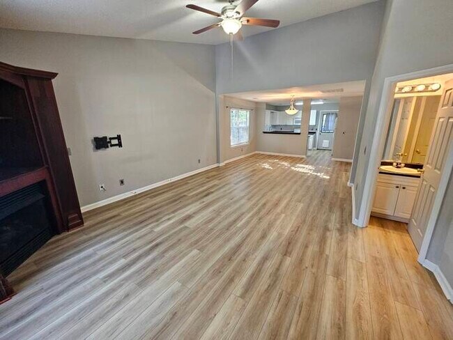 Building Photo - Chapin Townhouse