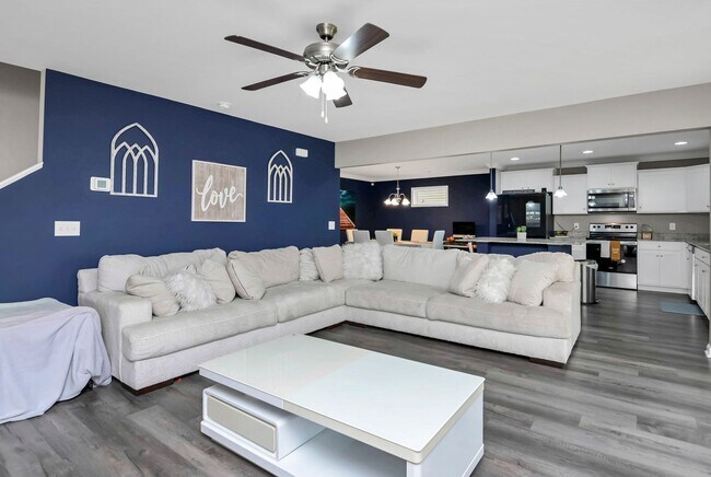 Building Photo - Spacious 5-Bedroom, 3-Bath Home with Modern Features in Elgin!