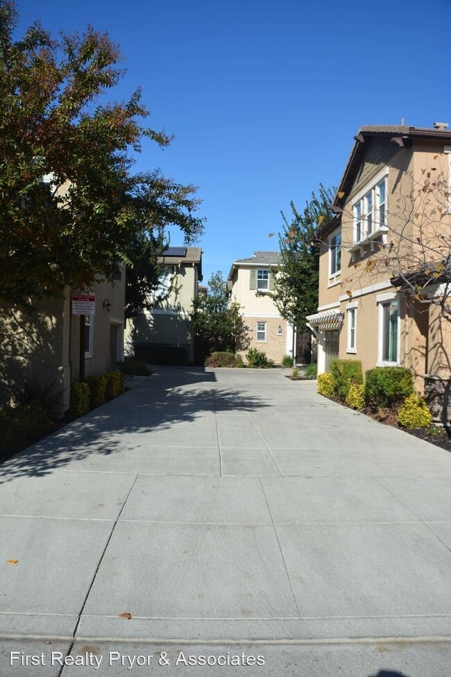 Building Photo - 3 br, 2.5 bath House - 321 Macarthur Way