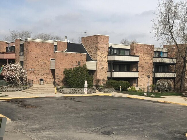 Building Photo - 1810 Hemlock Pl