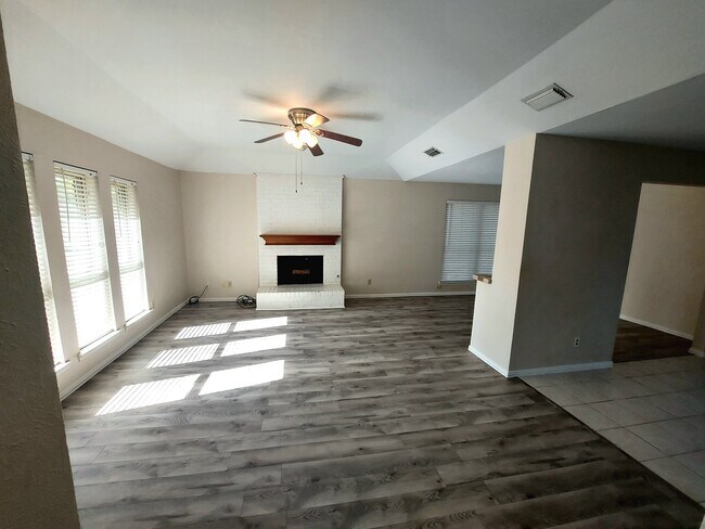 Livingroom - 1037 Carriagehouse Ln