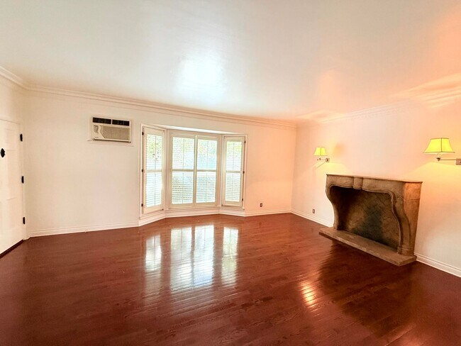 Building Photo - Very Unique Spacious sleek One Bedroom - O...