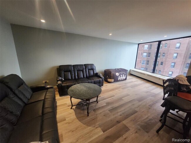 Foto del edificio - 8200 E Jefferson Ave