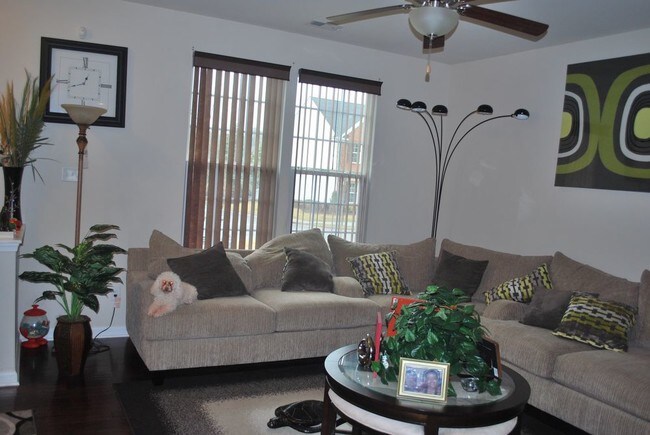 Building Photo - 8152 Creekside Village Dr