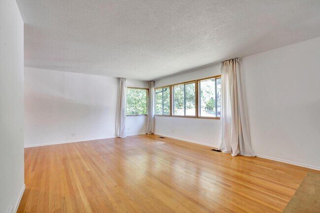 Living Room - 1931 Mapleleaf Ct