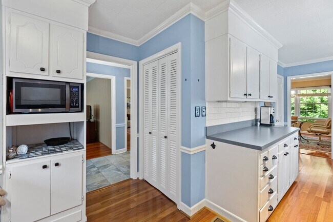 Foto del edificio - Wonderful Furnished Condo Close to Wake Fo...