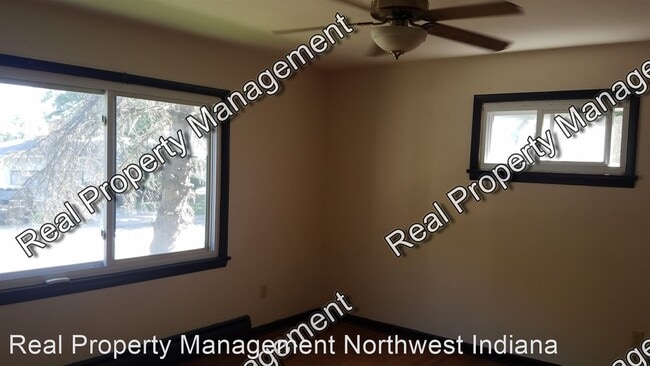 Building Photo - 3 br, 1 bath House - 709 E. Elm Street #B
