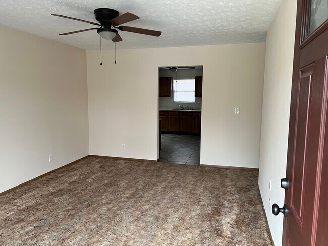 Foto del edificio - 527 Briarwood Dr
