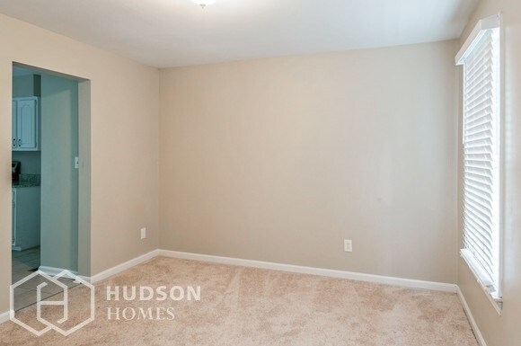 Building Photo - AVAILABLE NOW! - 1004 Village Gate Dr, Mou...