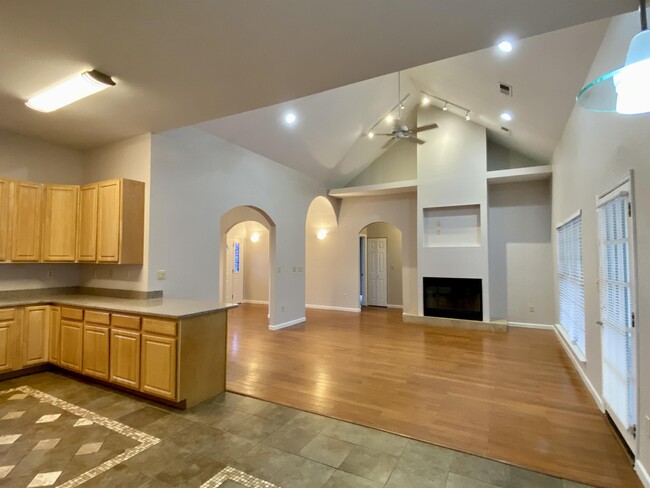 Building Photo - 110 Hillvale Ln