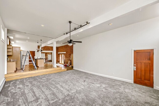 Foto del edificio - Located in the Historic Baker District, this uniquely converted warehouse features updates throug...