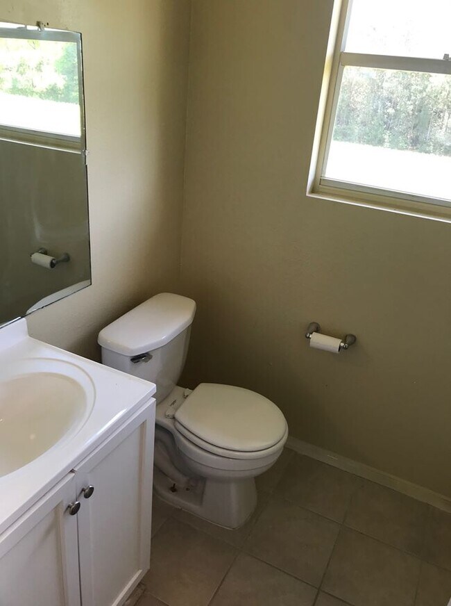 Baño completo en el pasillo de la planta superior - 838 Lizzie Ln